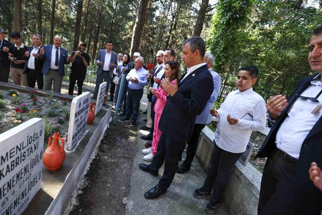 Özgür Özel, bayramda Manisa'da vatandaşlarla buluştu ve mezarlık ziyareti yaptı