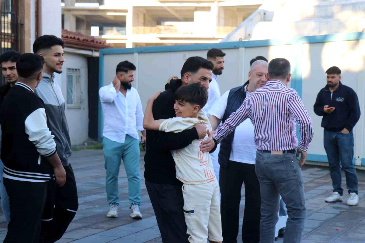 Sakarya'da vatandaşlar bayram namazı için camileri doldurdu