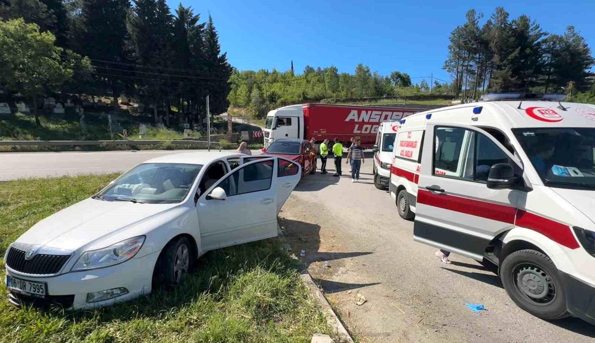Samsun'da SUV ile otomobil çarpıştı: 1'i çocuk 2 yaralı