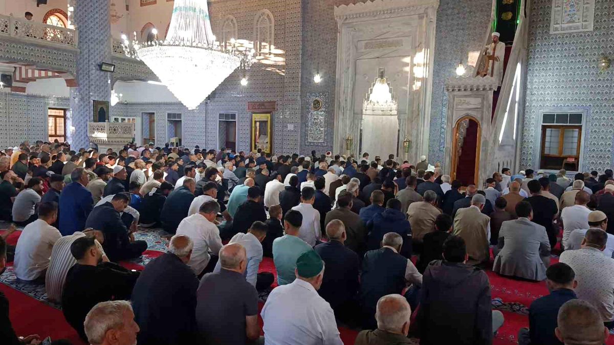 Şanlıurfa'da bayram namazı coşkusu