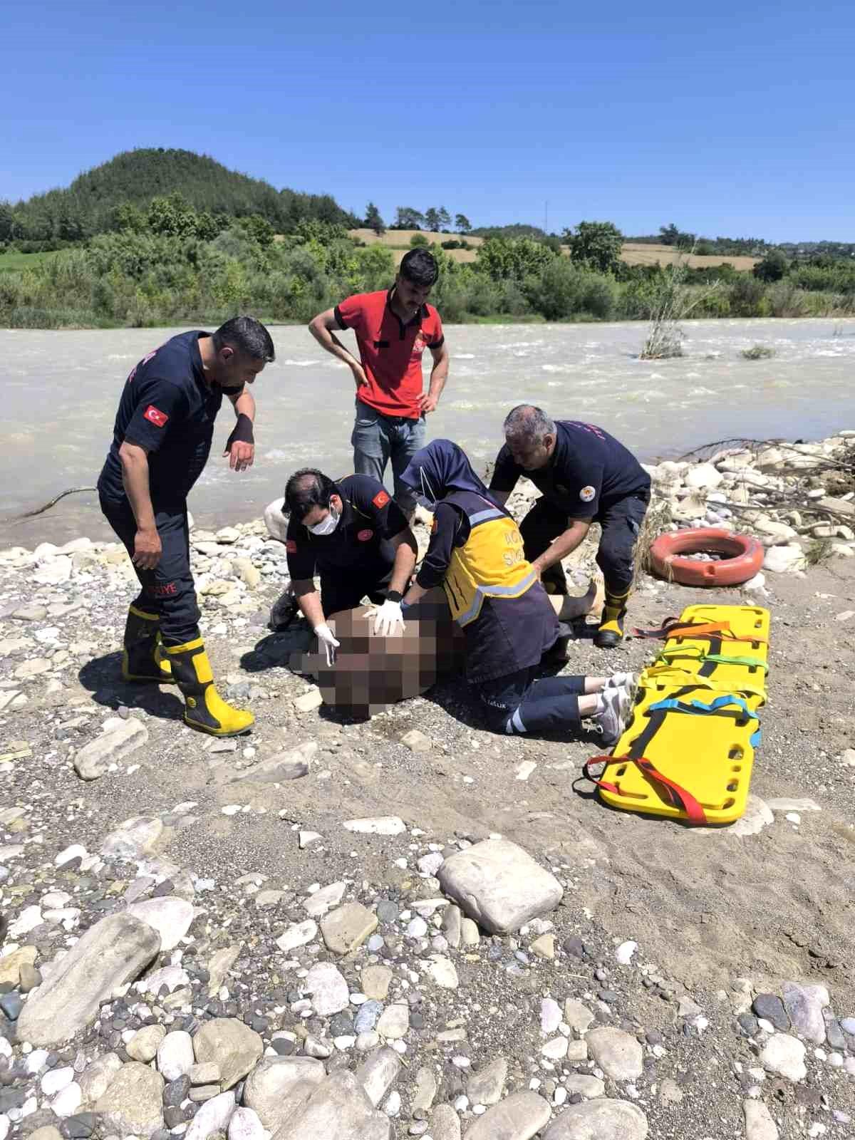 Serinlemek için girdiği suda can verdi