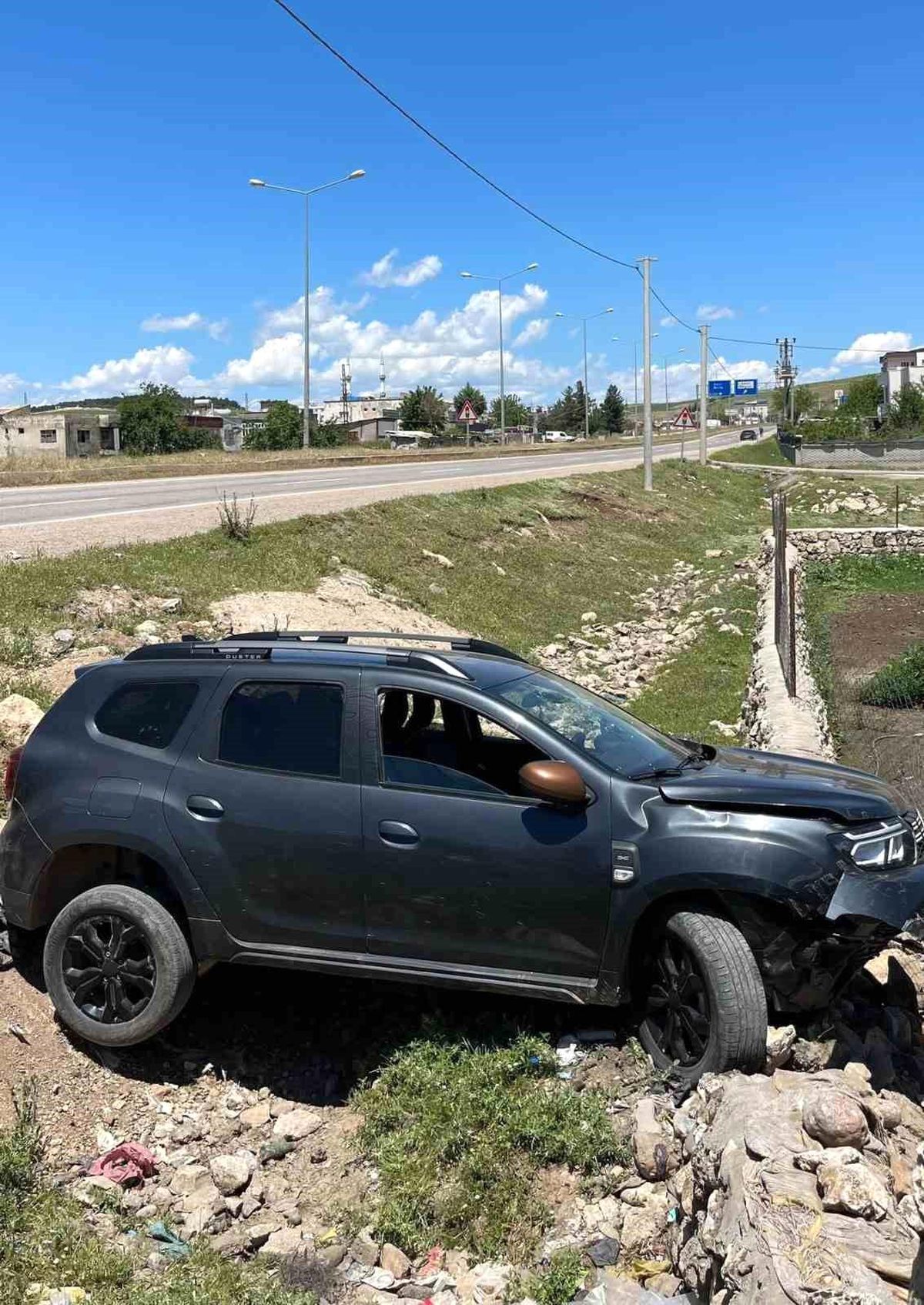 Siirt'te kontrolden çıkan otomobil yol kenarına savruldu: 2 yaralı