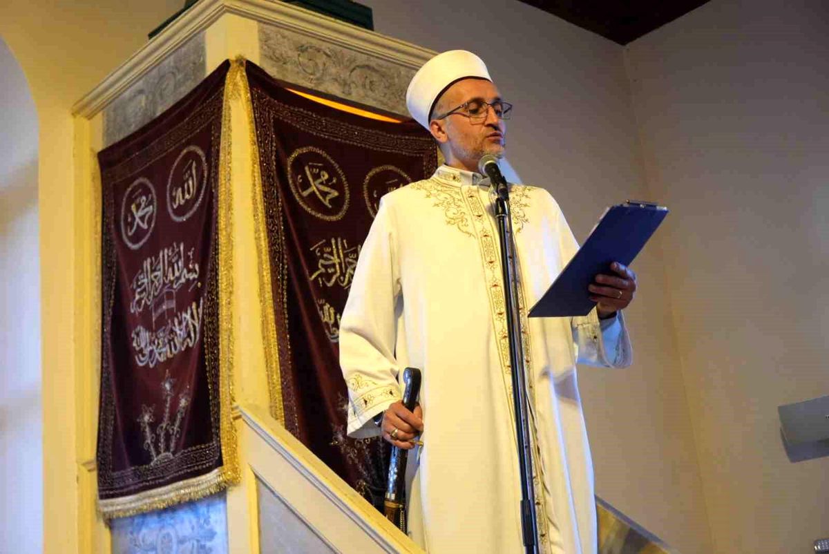 Sultan Abdülmecid'in şifa bulduğuna inanılan camide 100 yıllık kılıçla bayram hutbesi