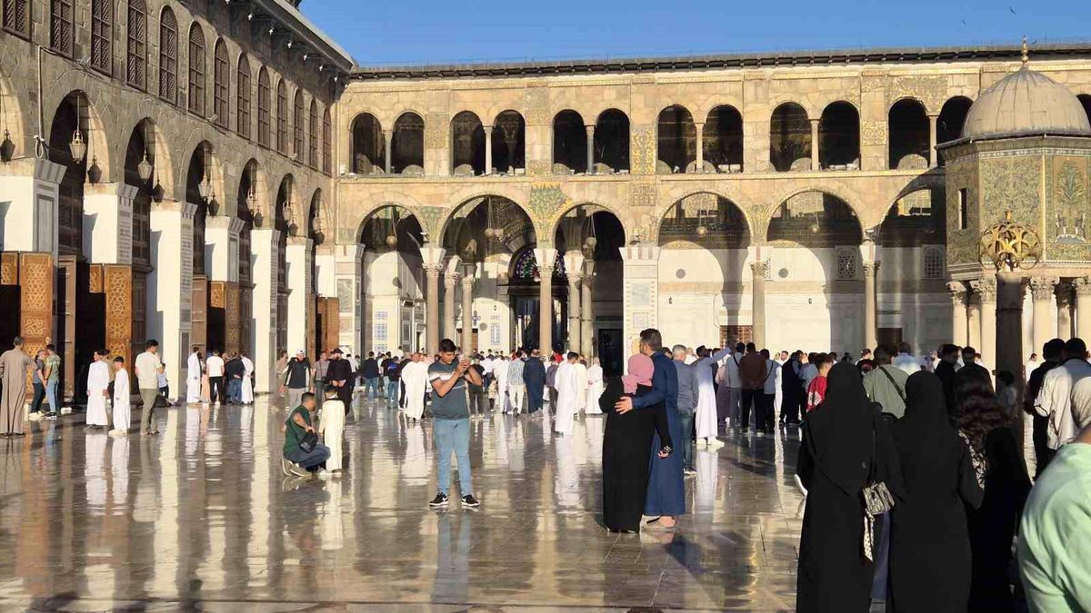 Suriye'de binlerce kişi tarihi Emevi Camii'nde bayram namazı kıldı
