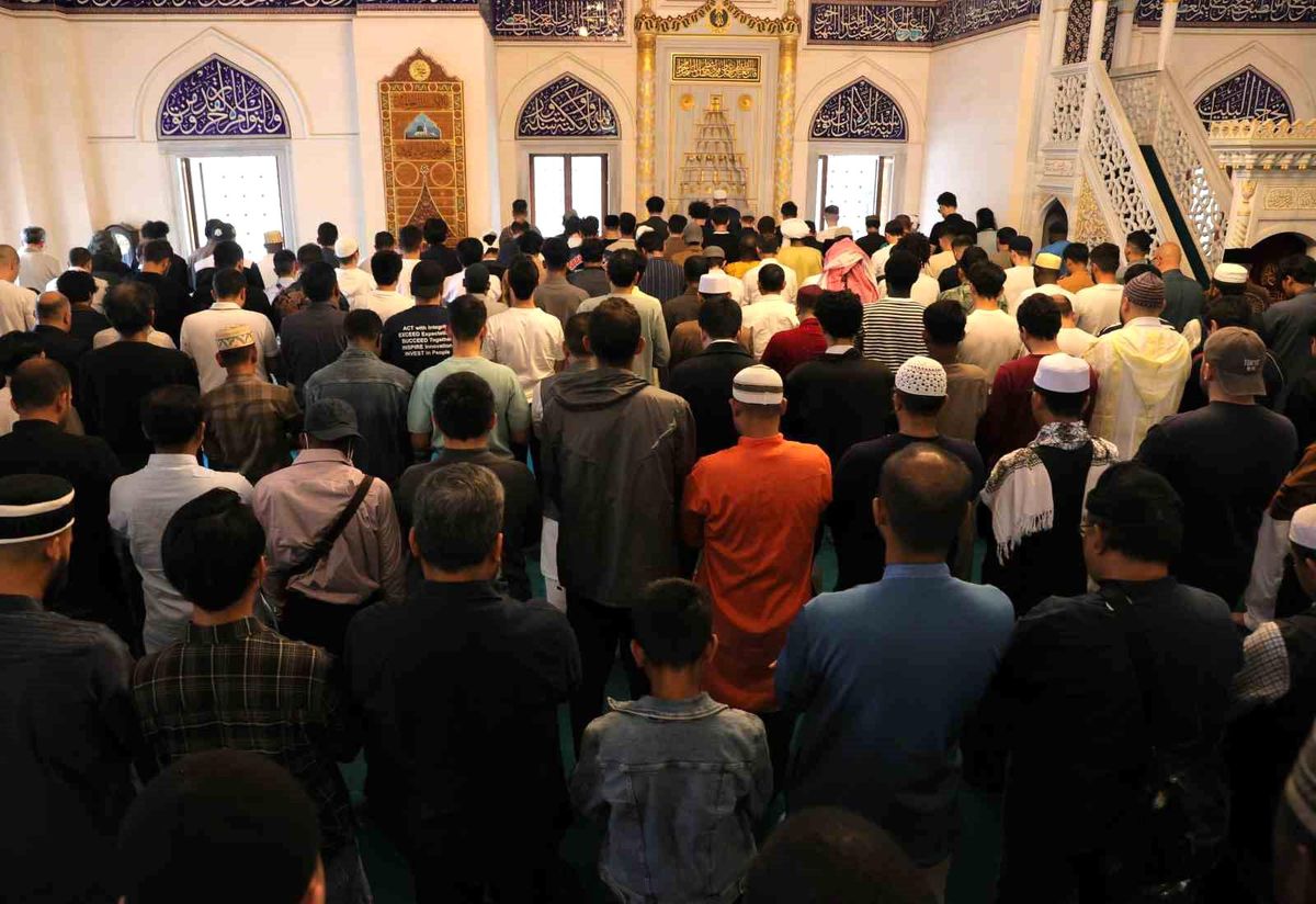 Tokyo Camii'nde bayram namazı yoğun katılım nedeniyle 3 kez kılındı