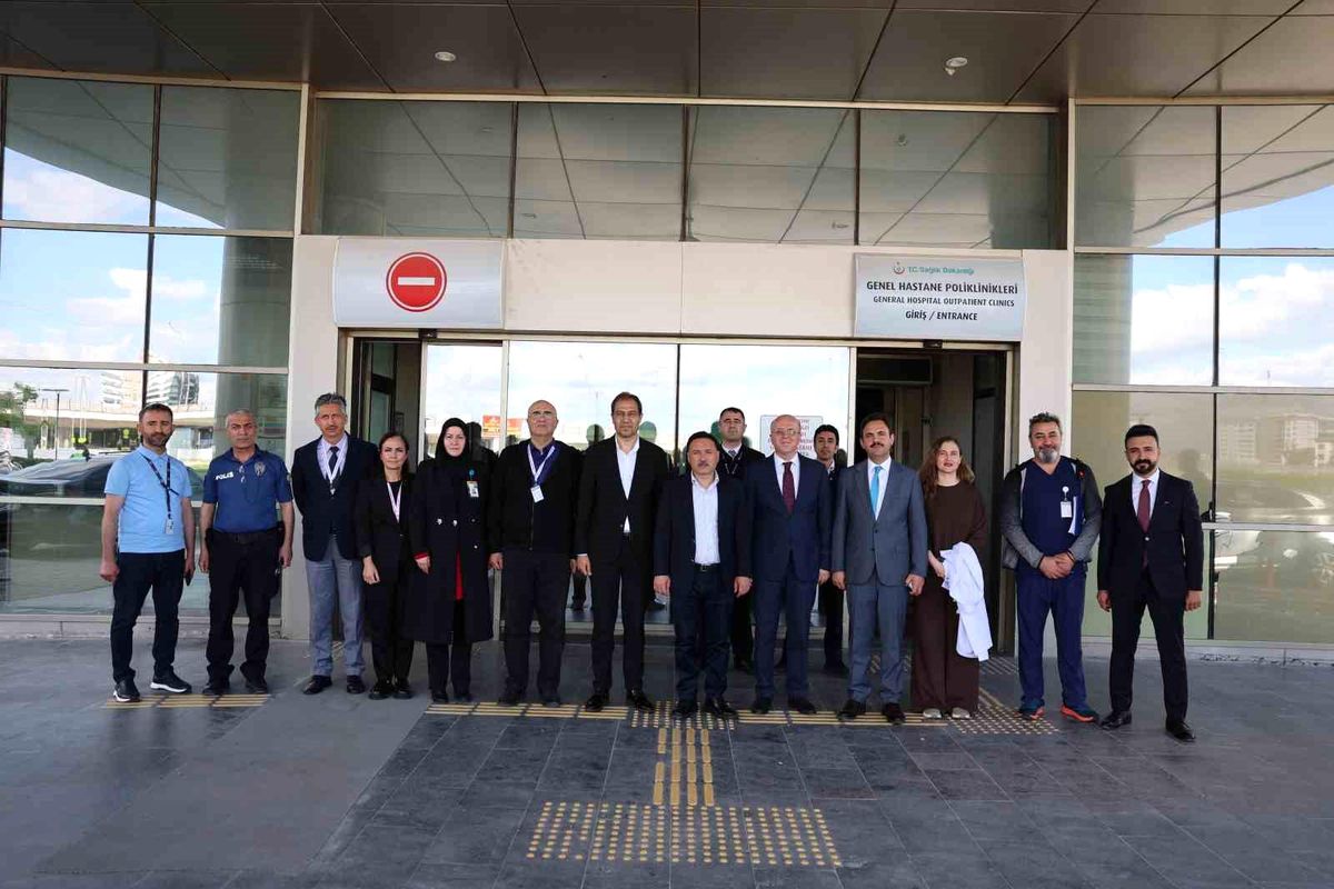 Vali Çiçek'ten hastanede tedavi gören vatandaşlara bayram ziyareti