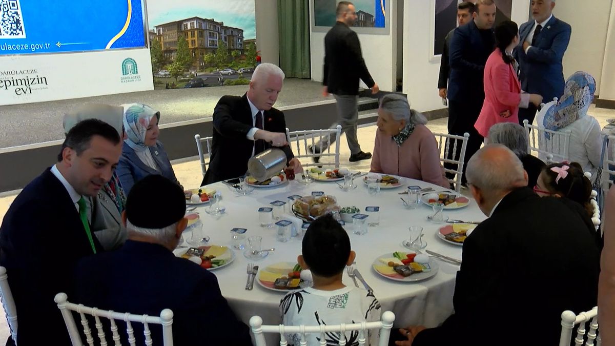 İstanbul Valisi Gül, Darülaceze Huzurevi'nde Bayram Kahvaltısında