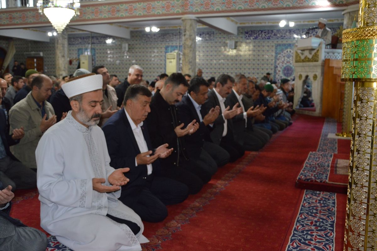 Vali Tavlı ve Büyükşehir Belediye Başkanı Doğan, selden etkilenen Havza'da vatandaşlarla bayramlaştı