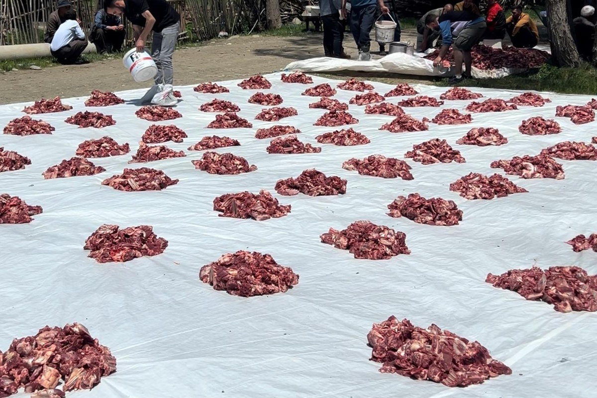 Yüksekova'da 100 yıllık gelenek: 140 kurban kesildi, etler tüm köye eşit dağıtıldı