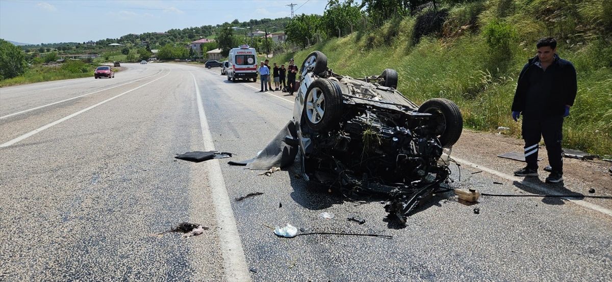 Adıyaman'da Otomobil Devrildi: 2 Yaralı