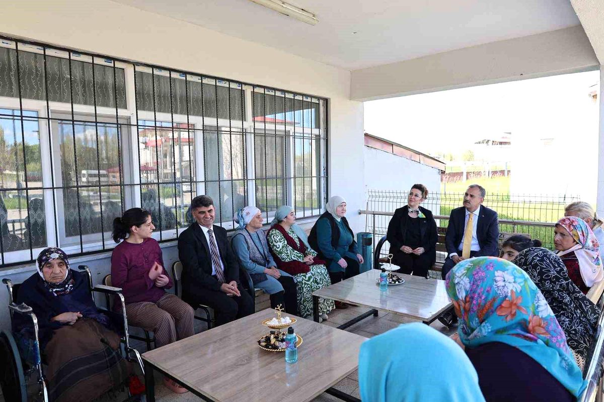 Ağrı Valisi Bozkurt ve eşi bayram ziyaretlerinde şehit aileleri, gaziler, huzurevi sakinleri, çocuklar ve özel ihtiyaçlı bireylerle bir araya geldi