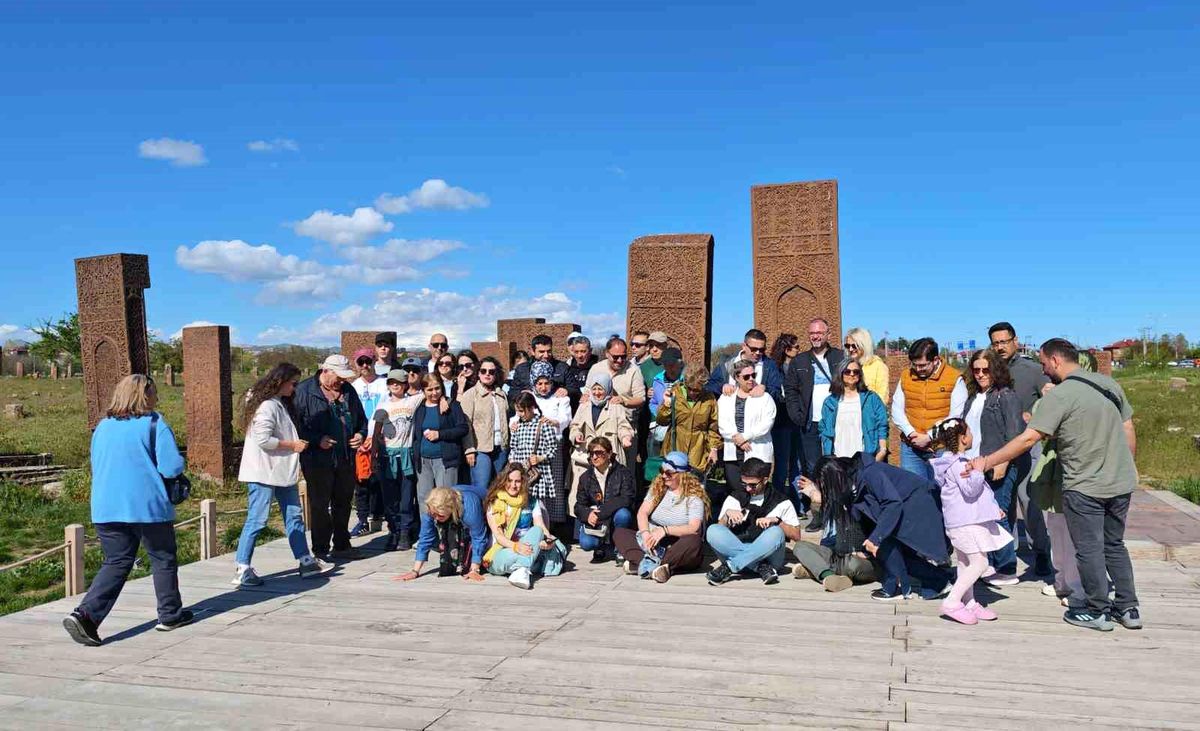 Ahlat Selçuklu Mezarlığı'nda Kurban Bayramı yoğunluğu