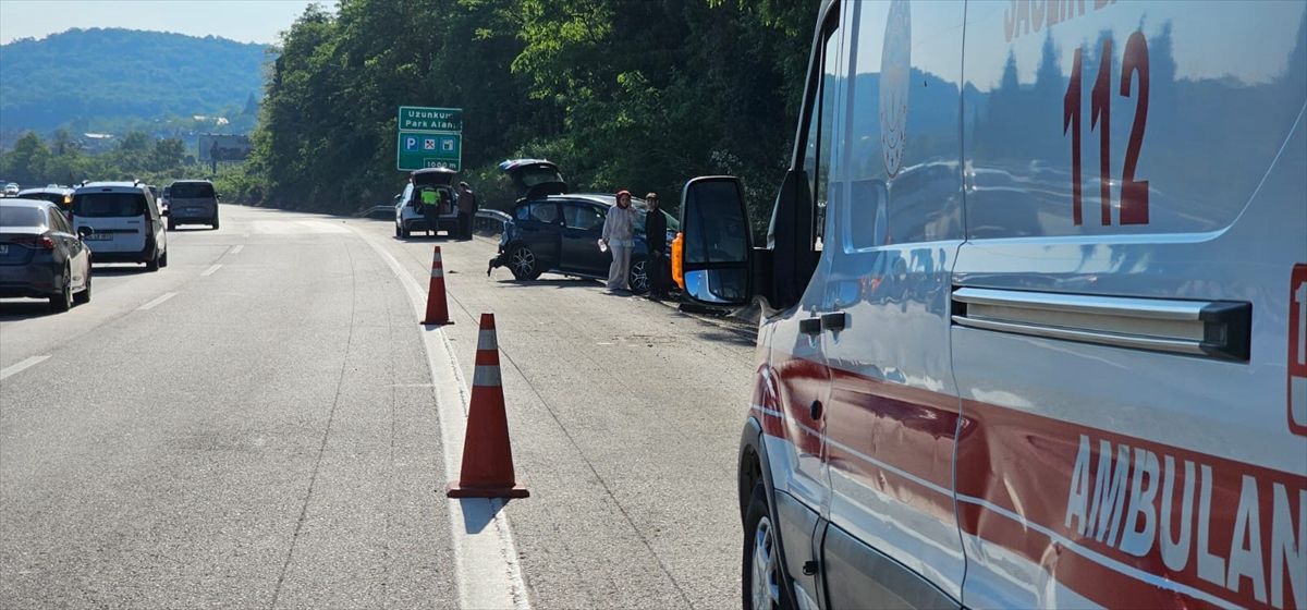 Anadolu Otoyolu'nda otomobille hafif ticari aracın çarpışması sonucu 3 kişi yaralandı