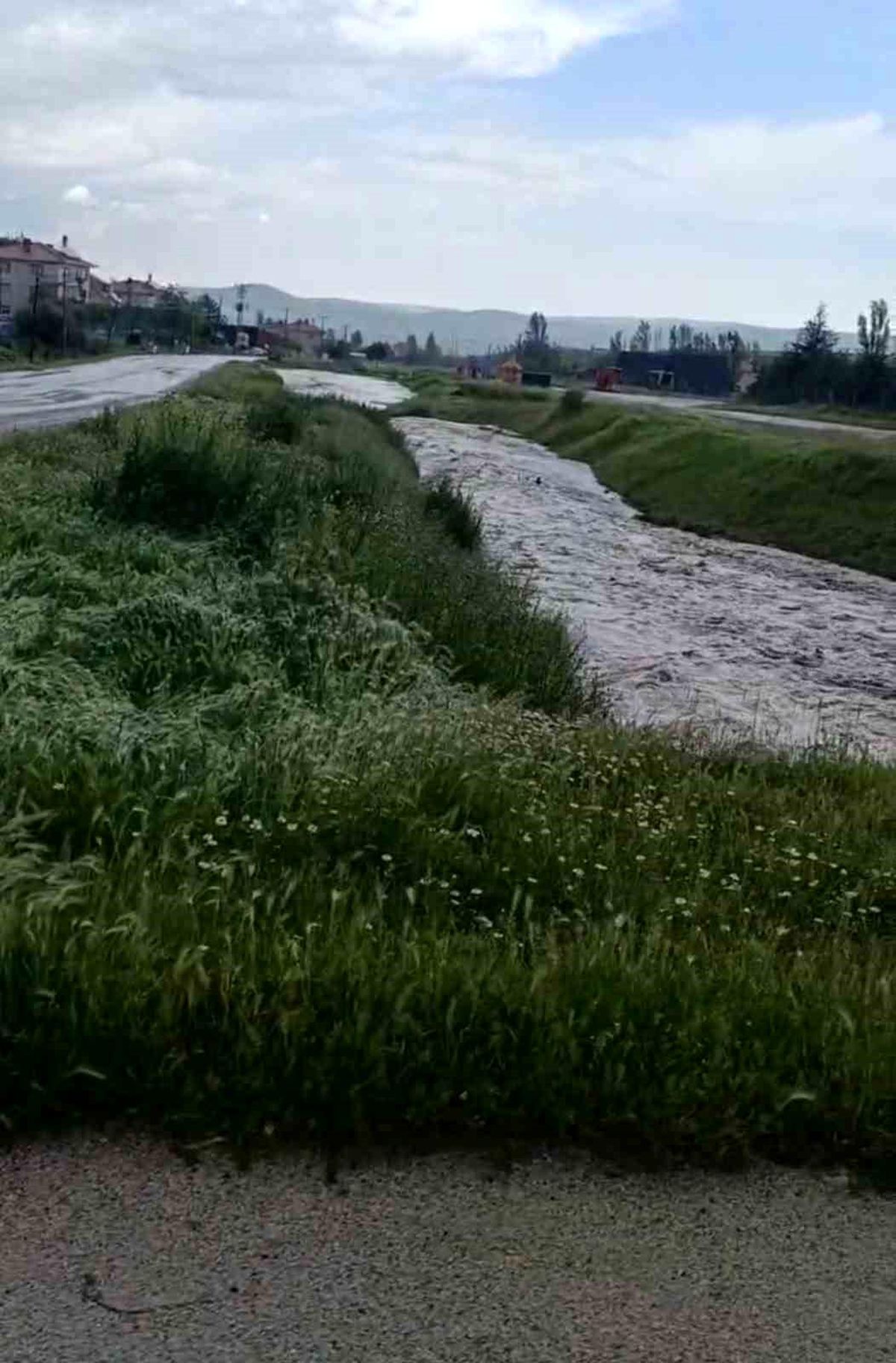 Ankara'da sağanak sonrası sel meydana geldi