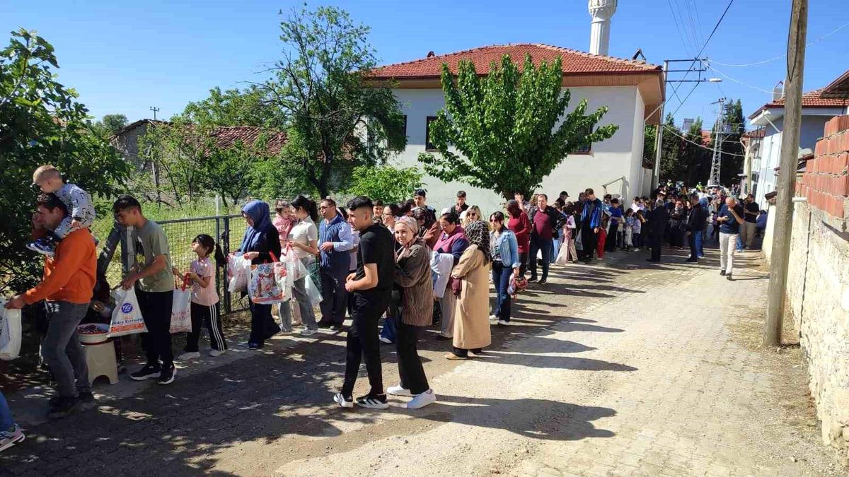Asırlık 'Çörek Derme' geleneğinde yiyecekler paylaşıldı