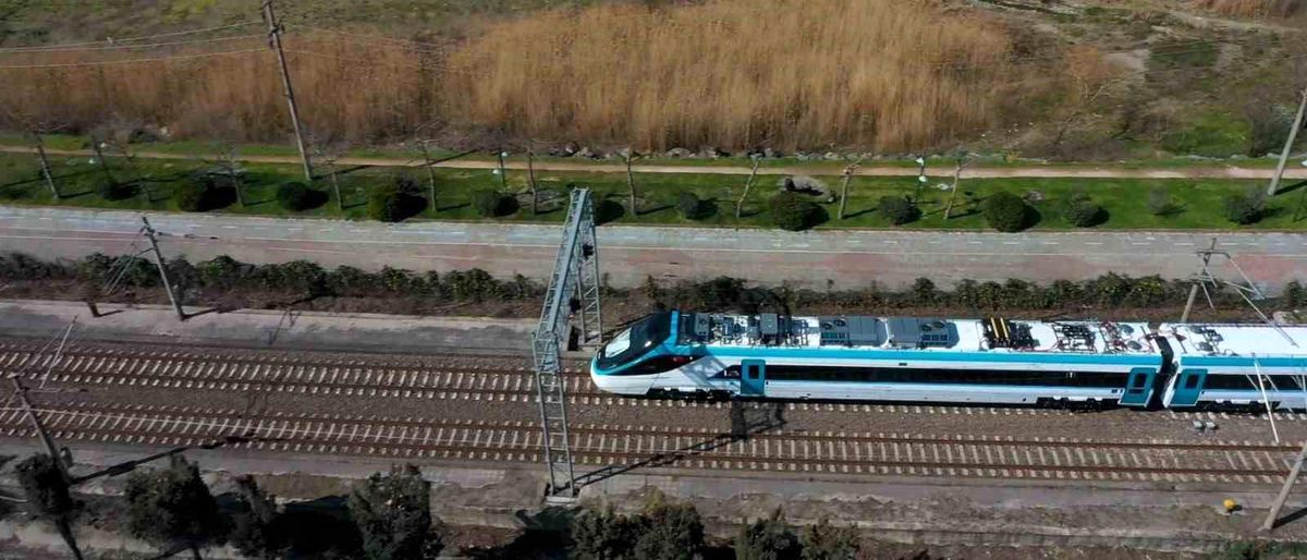 Bakan Uraloğlu: 'Test süreçleri başarıyla devam eden Milli Elektrikli Hızlı Tren'imiz saatte 240 kilometre hıza ulaştı'