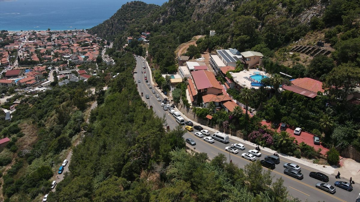 Ölüdeniz'de bayram yoğunluğu: 5 km trafik