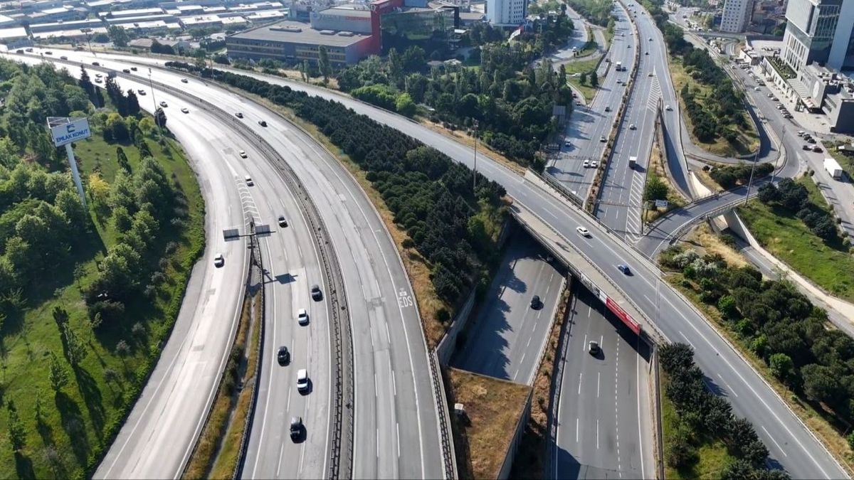 Bayramın ikinci gününde de yollar boş kaldı /Havadan görüntüler