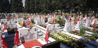 Bayramın ikinci gününde Edirnekapı Şehitliği'ne ziyaretler devam etti