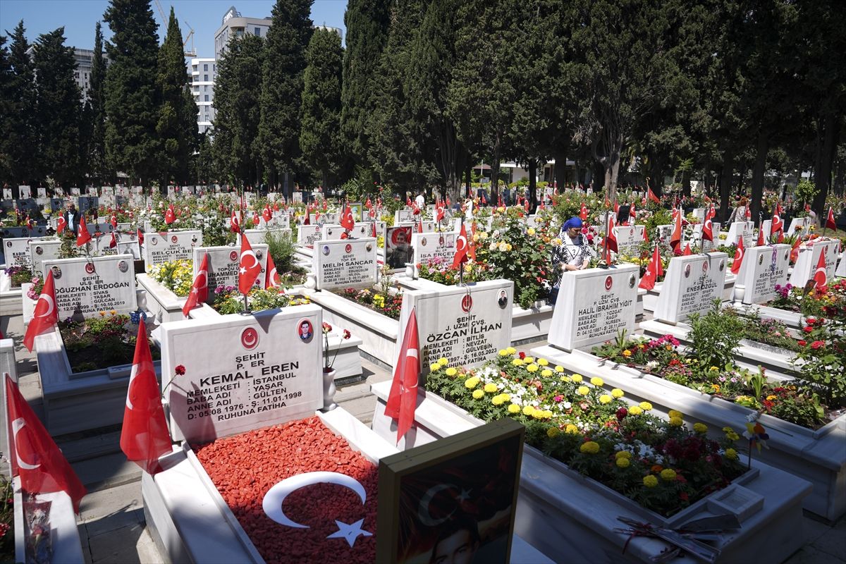 Bayramın ikinci gününde Edirnekapı Şehitliği'ne ziyaretler devam etti