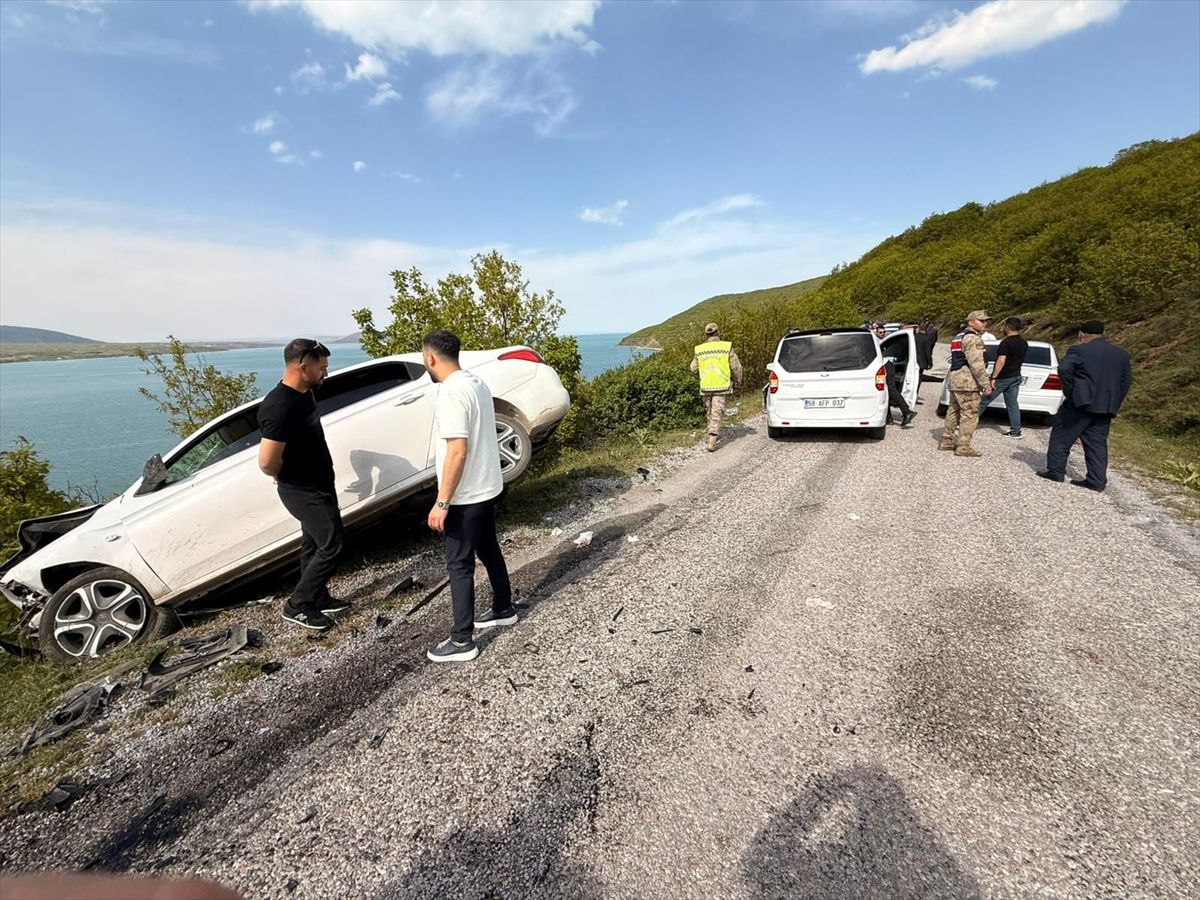 Bitlis'te otomobil ile hafif ticari aracın çarpıştığı kazada 6 kişi yaralandı