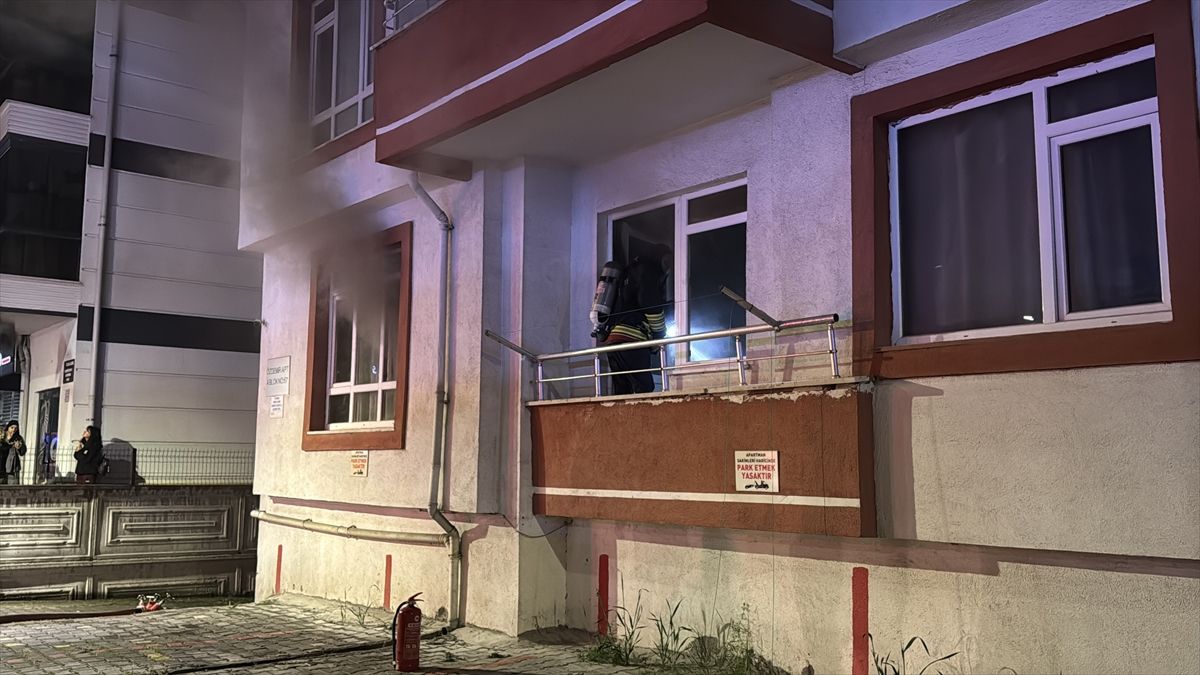 Bolu'da apartman yangını: Kedi kurtarılamadı
