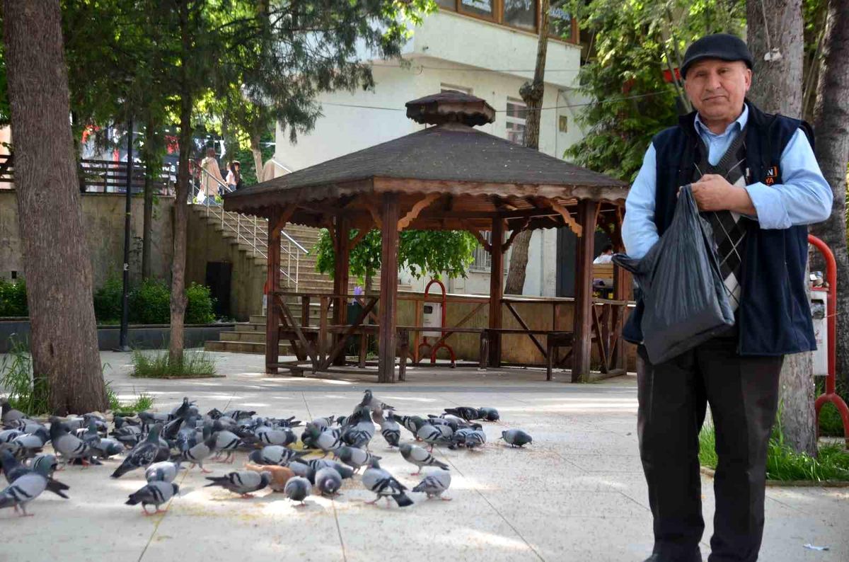 Bayramda Güvercinleri Unutmayan Adam