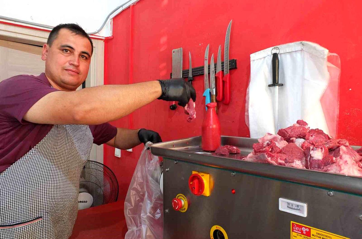 Burhaniye'de kasapların kıyma mesaisi devam ediyor