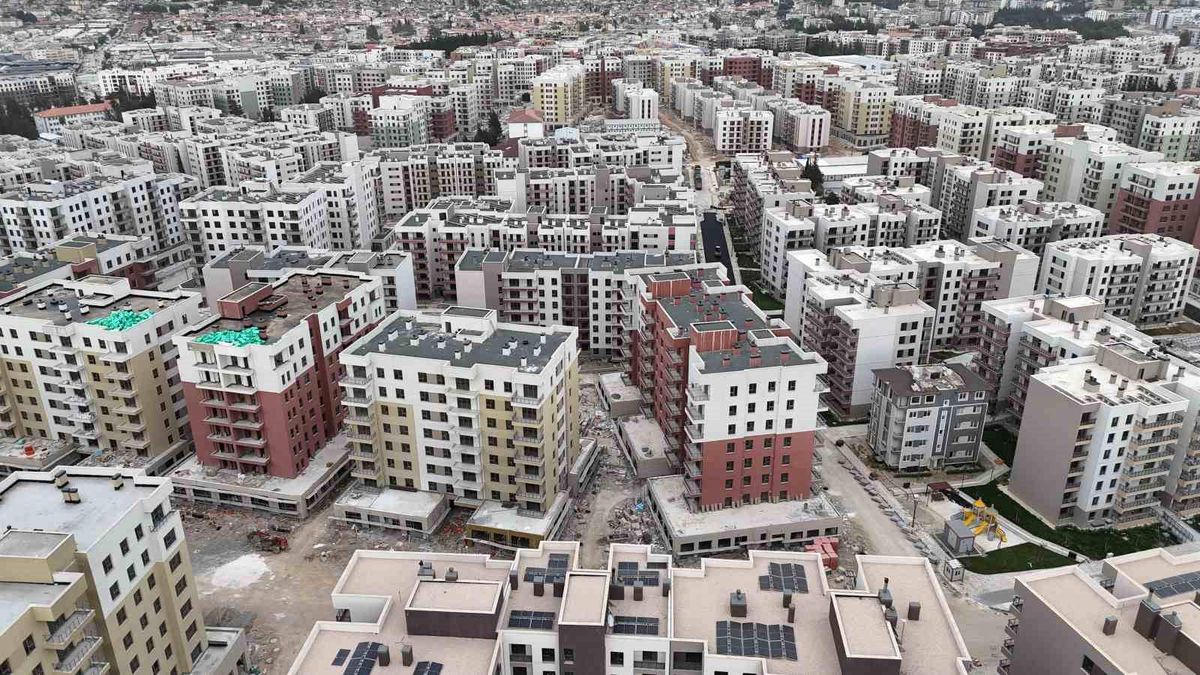 Depremde yüzlerce kişiye mezar olan ve yeniden inşa edilen mahallede şükür namazı kılındı