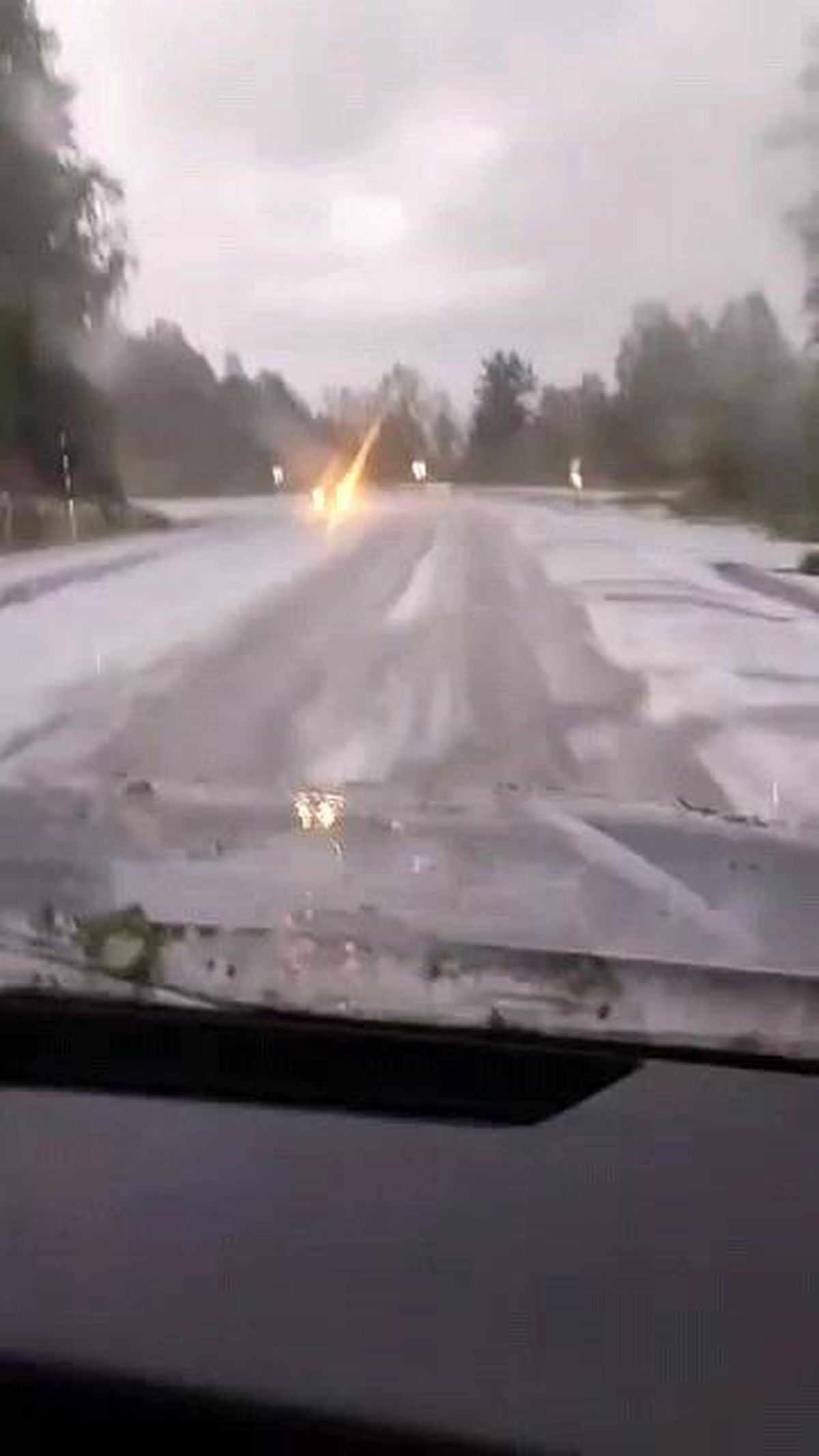 Dolu yağışı yolu beyaza bürüdü