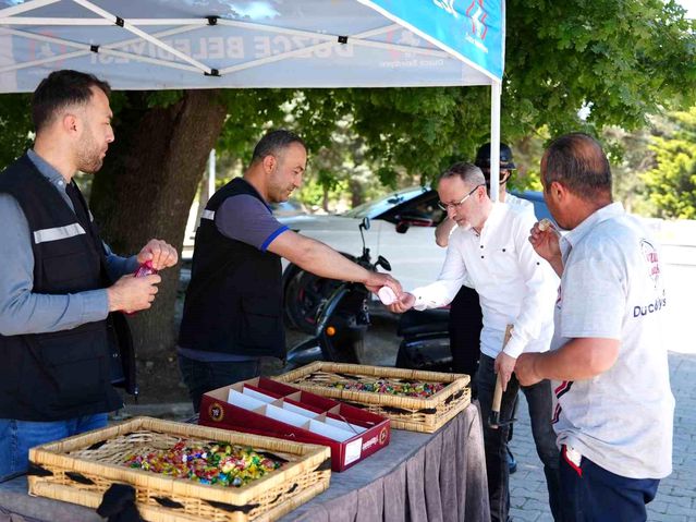 Düzce'deki mezarlıklarda bayram dayanışması