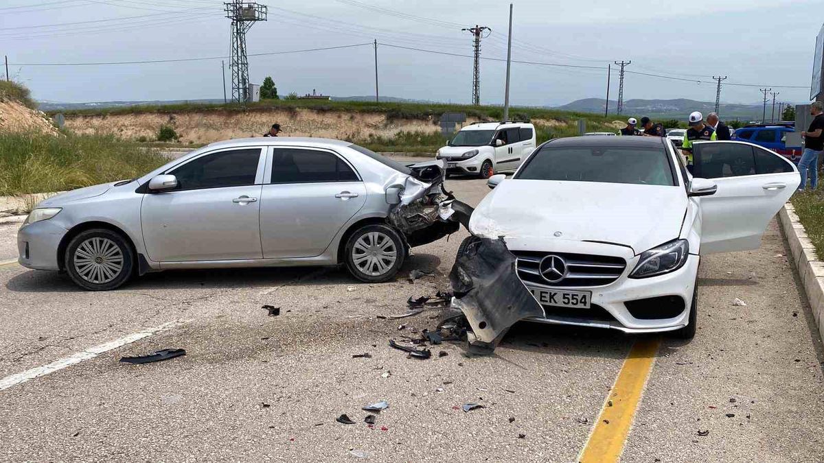 Elazığ'da otomobiller çarpıştı: 1'i hamile 4 yaralı