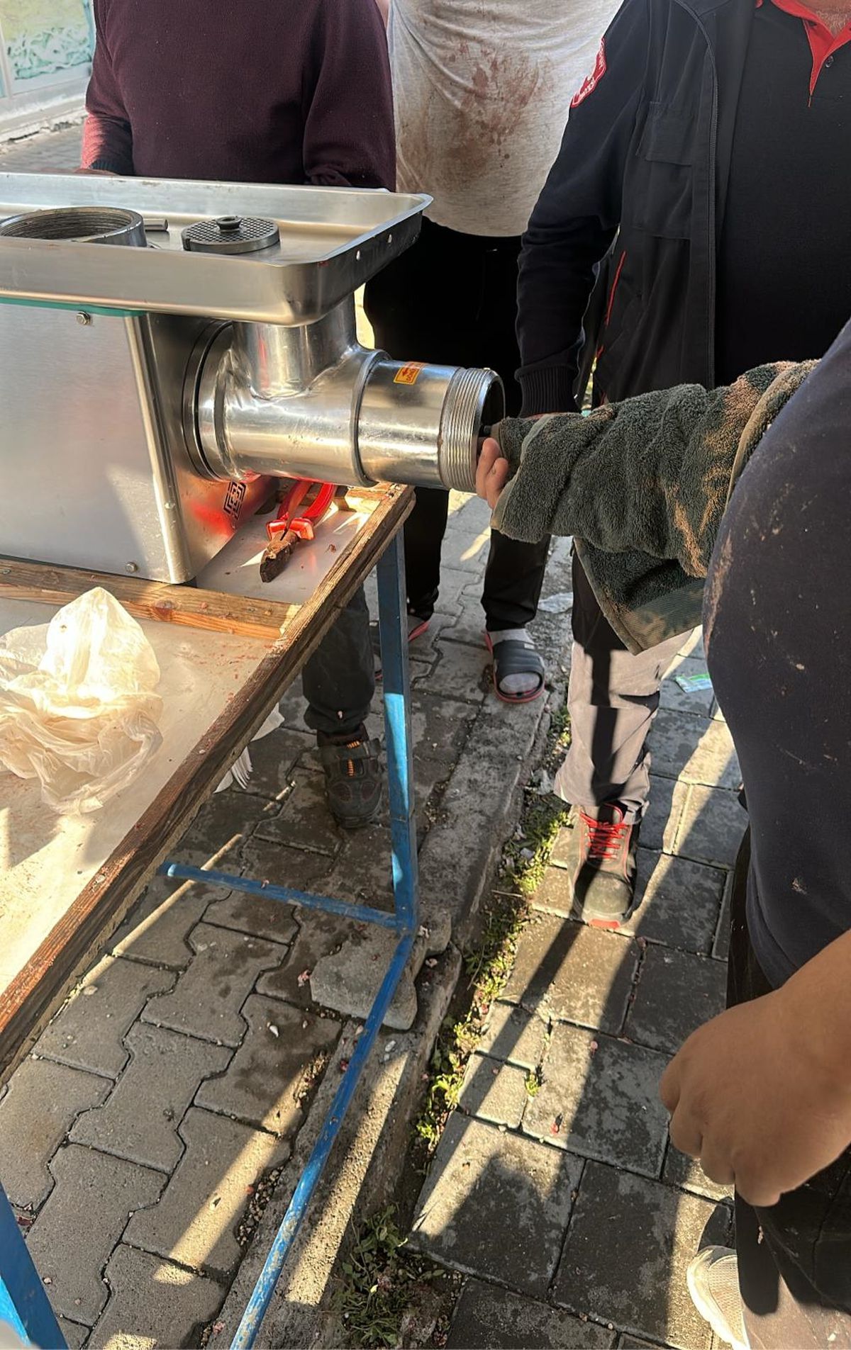 Kurban eti çekerken elini kıyma makinesine kaptırdı