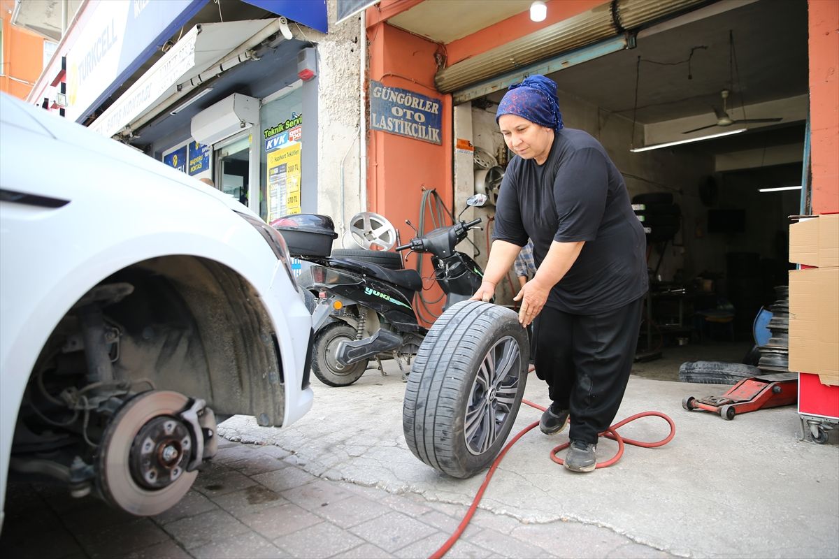 Eşine destek için lastik tamirciliğine başlayan Habibe usta meslekte 12 yılı geride bıraktı