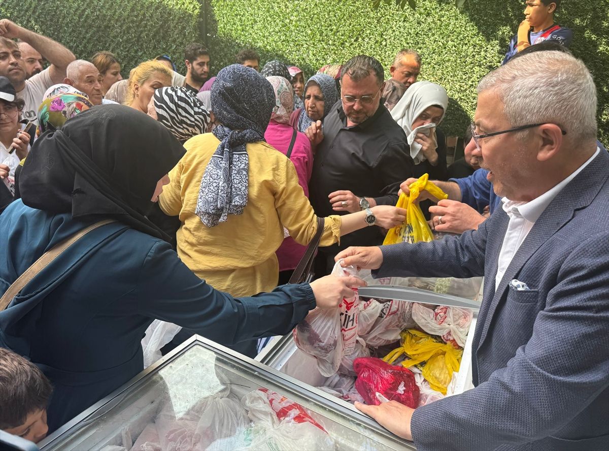 Eyüpsultan'da muhtarlık koordinesinde ihtiyaç sahibi ailelere kurban eti dağıtıldı