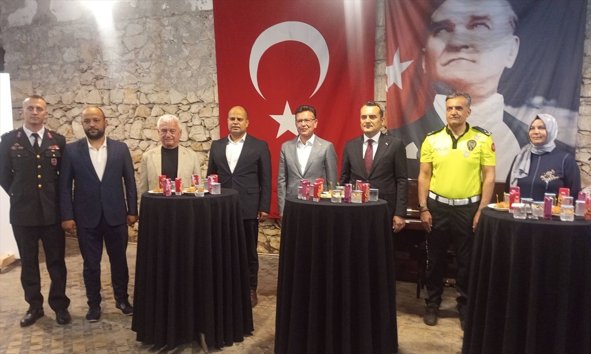 Finike'de bayramlaşma töreni düzenlendi