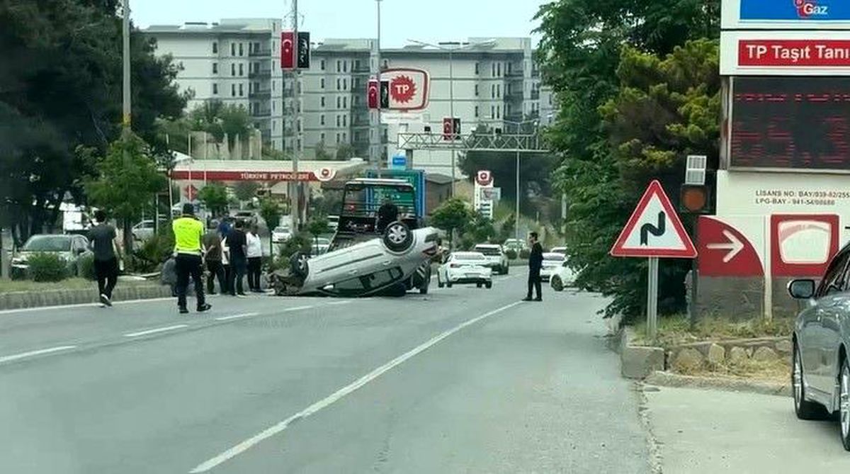 Hatay'da refüje çarpan otomobil takla attı, sürücü yaralandı