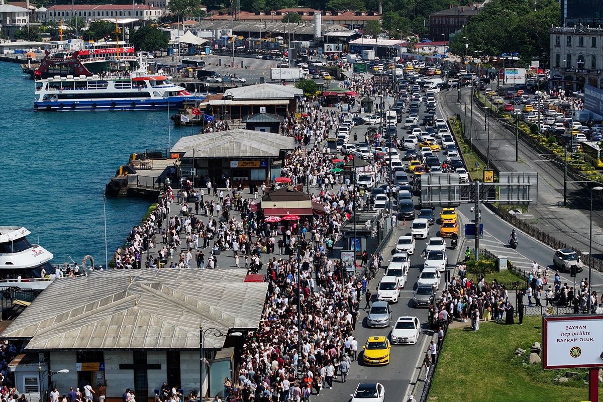 İstanbul'da bayramın ikinci gününde tarihi ve turistik yerlerde yoğunluk oluştu