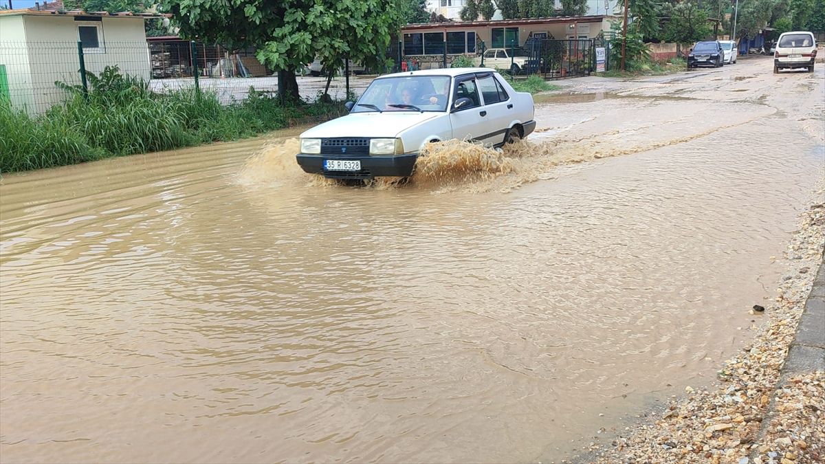 İzmir'in Ödemiş ilçesinde sağanak hayatı olumsuz etkiledi