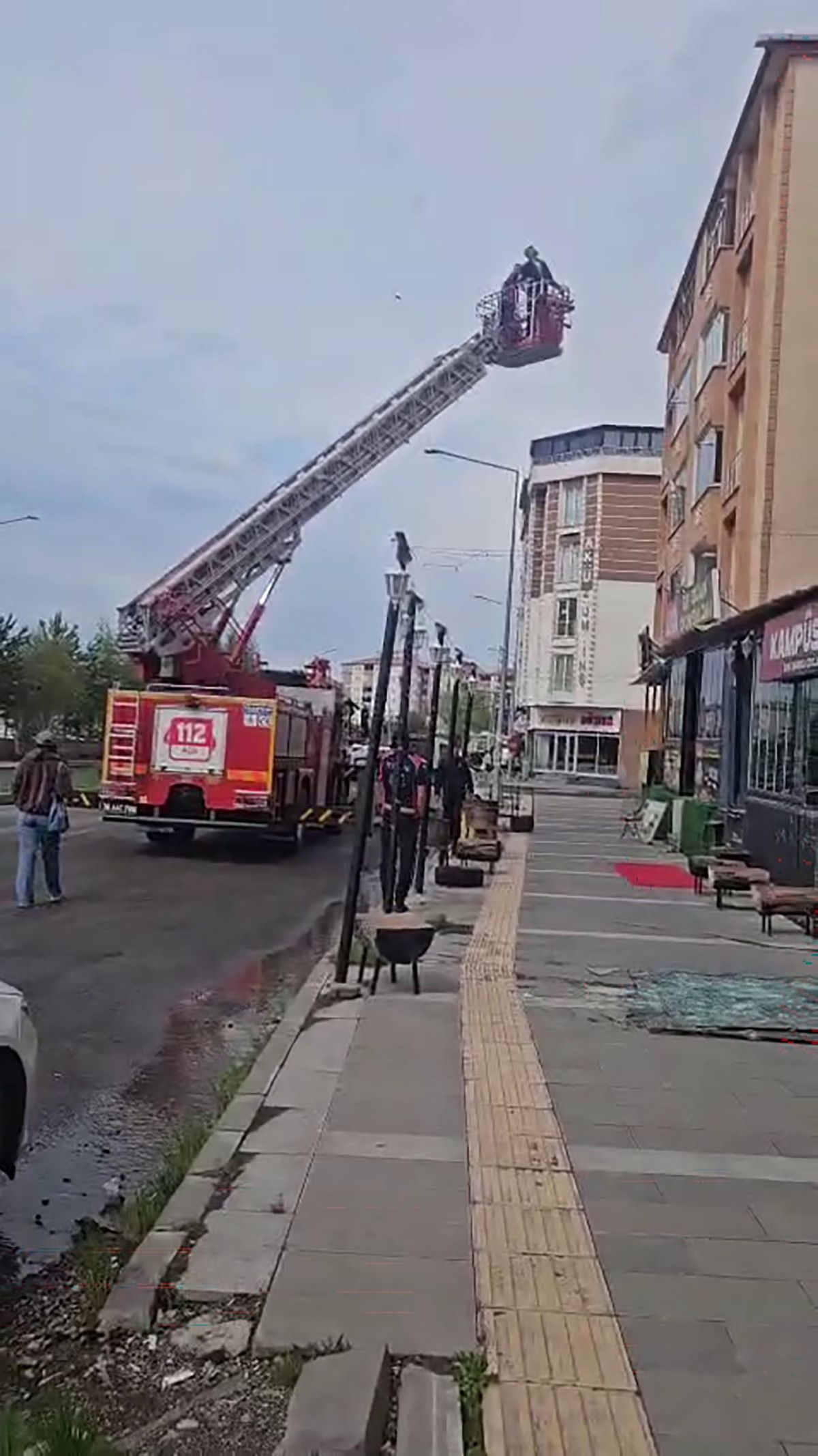 Kars'ta Şiddetli Rüzgar Apartmanın Çatısını Uçurdu: Şans Eseri Yaralanan Olmadı