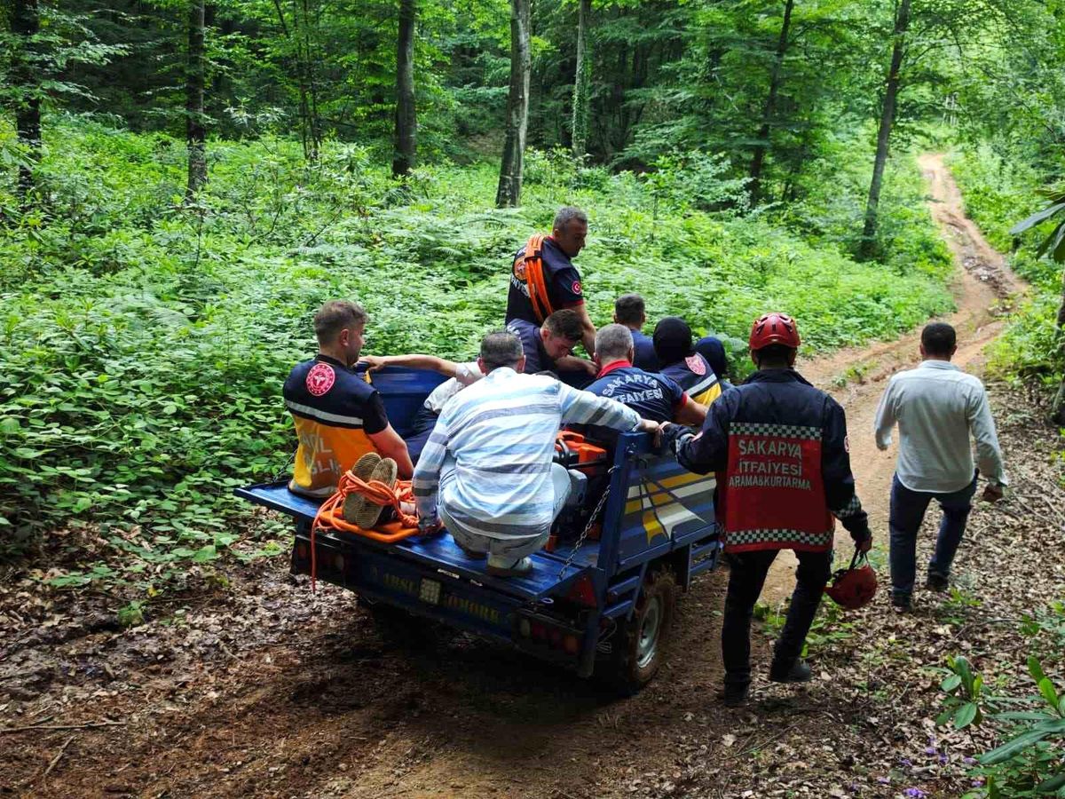 Kayalıklara sıkışan motosikletliye patpatlı kurtarma operasyonu