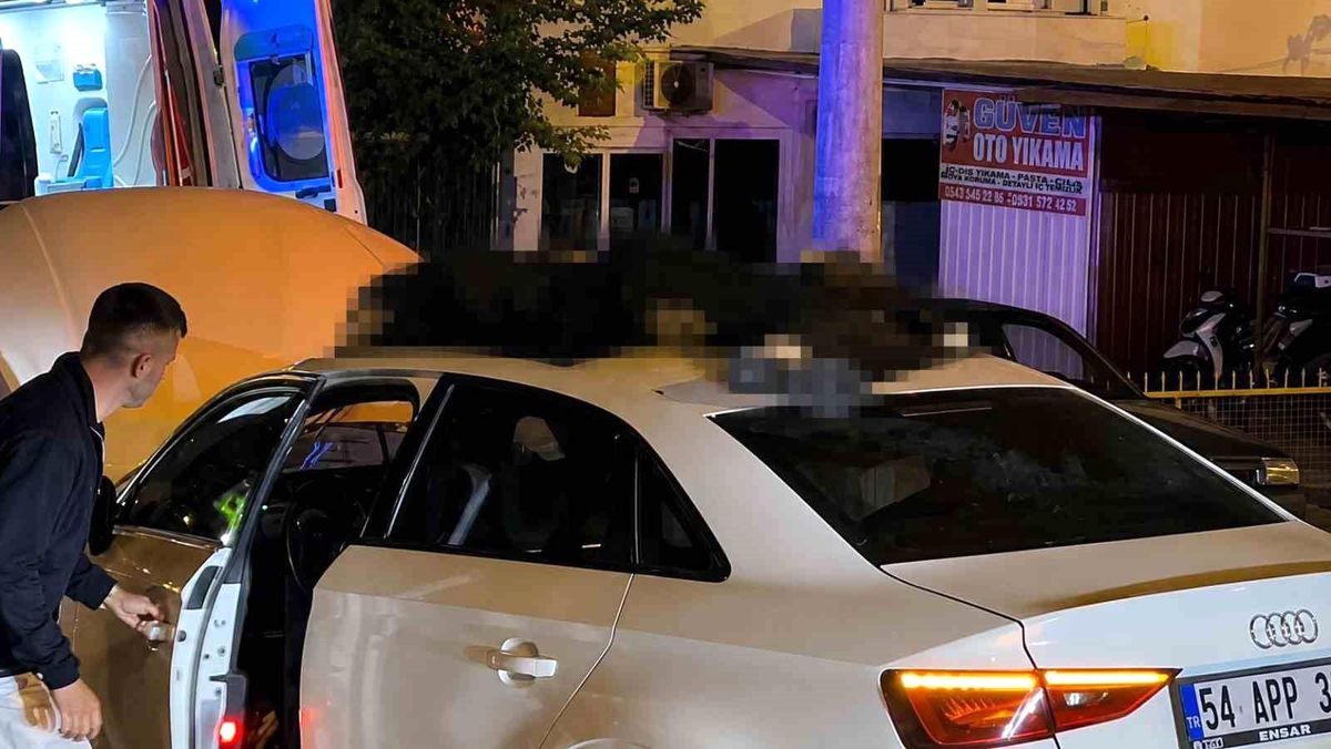 Kazada otomobilin üzerine savrulan motosiklet sürücüsü hayatını kaybetti