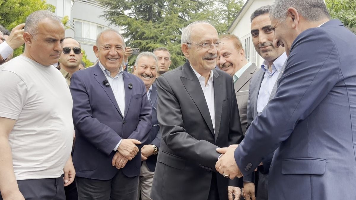 CHP lideri Kılıçdaroğlu, bayramlaşma için konutunun önünde partililerle bir araya geldi