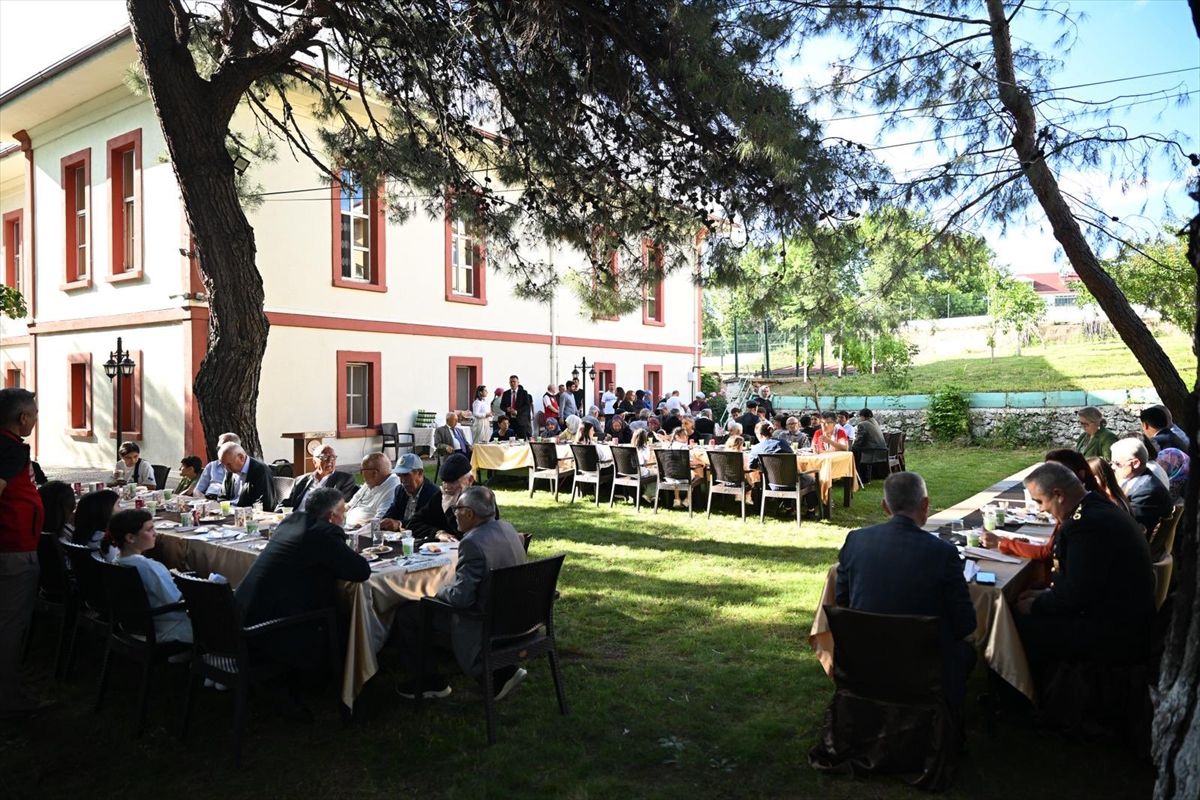 Kırklareli Valisi Turan, huzurevi sakinleri ve devlet korumasındaki çocuklarla bayramlaştı