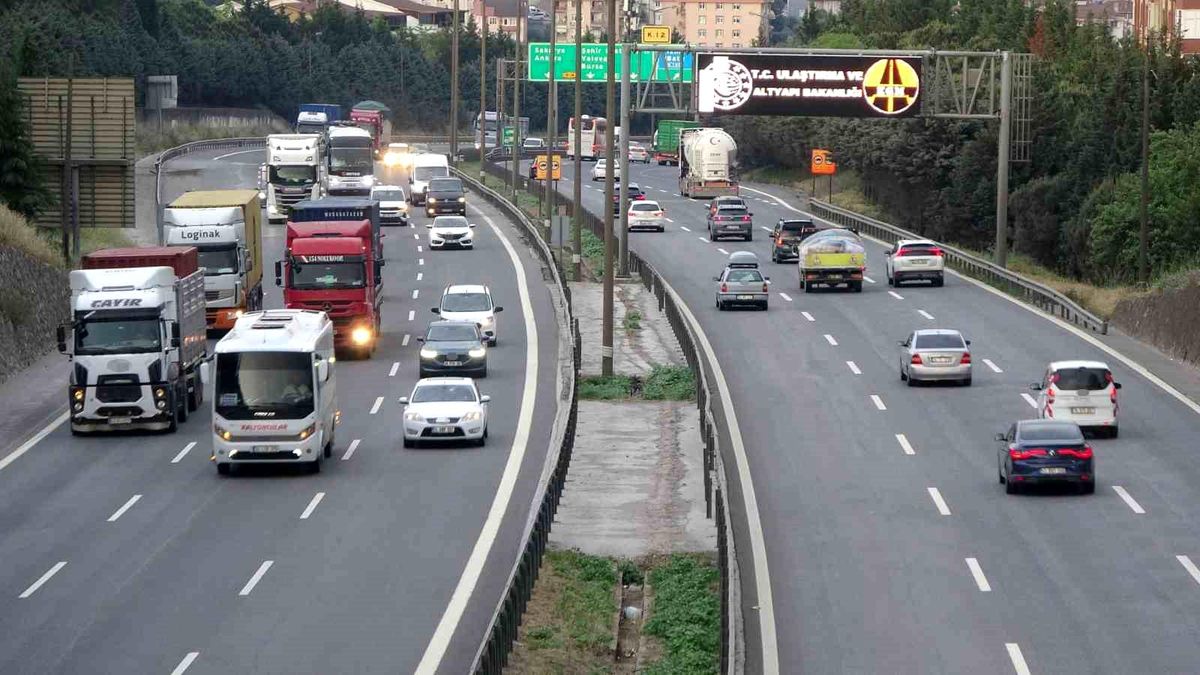 Kocaeli'de bayram trafik tedbirleri kapsamında ağır vasıta geçişlerine kısıtlama