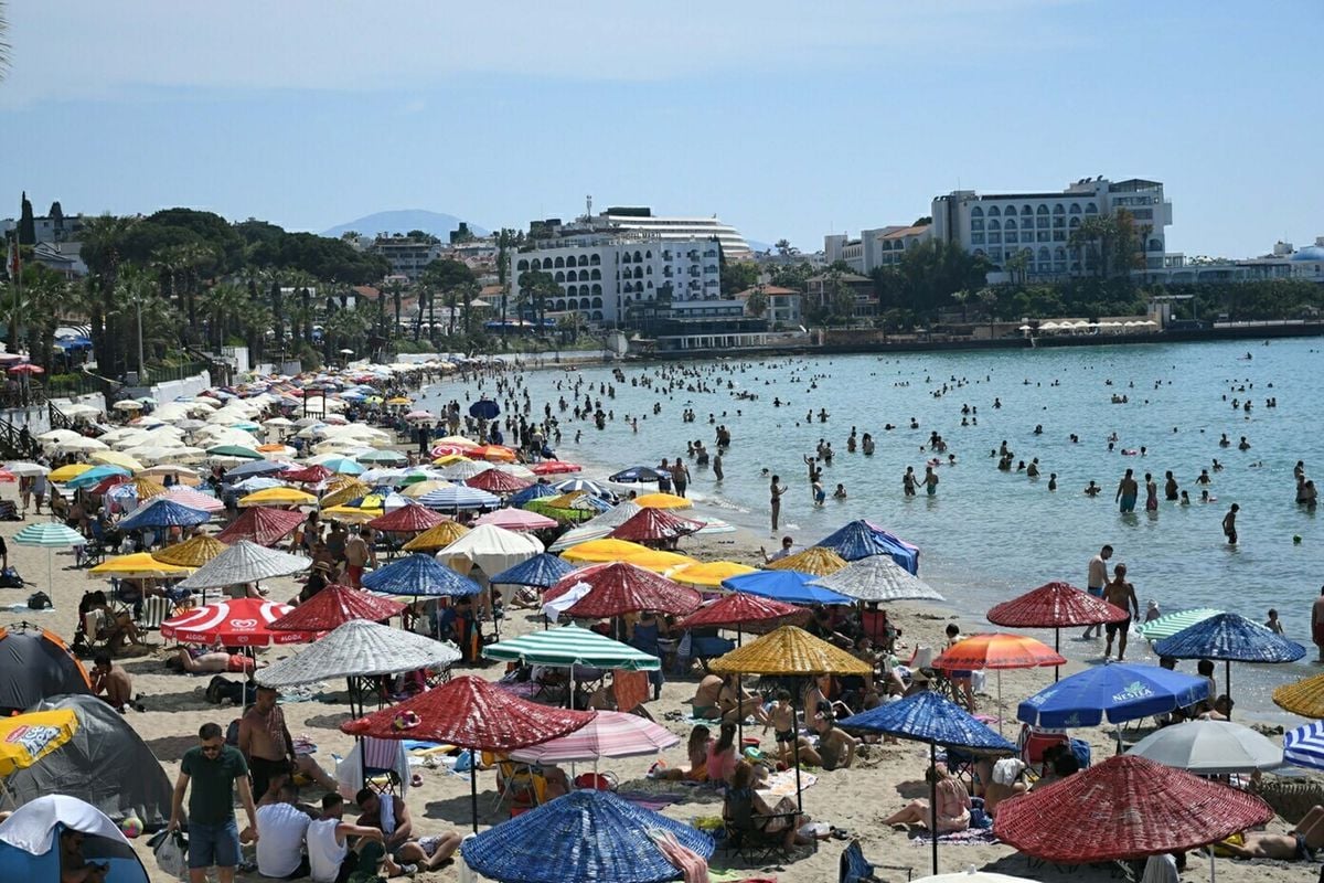 Kuşadası'nda Kurban Bayramı yoğunluğu: 1 milyona yakın tatilci, oteller ve plajlar doldu