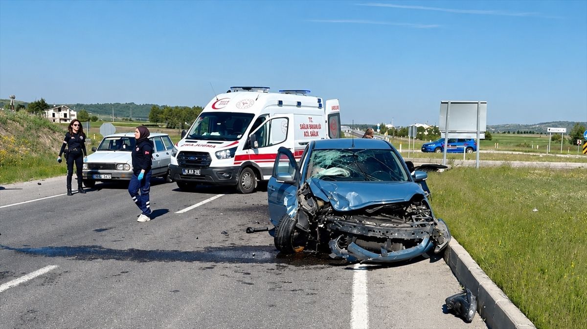 Kütahya'da iki otomobil çarpıştı: 4 yaralı
