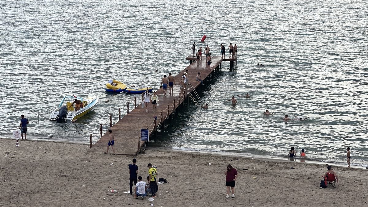Kuzey Ege'de bayram tatili yoğunluğu yaşanıyor