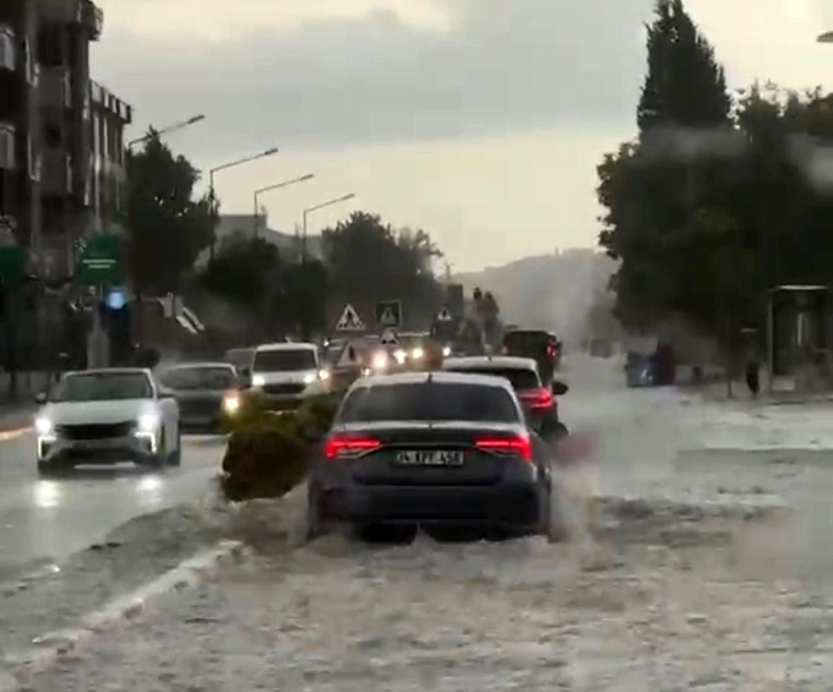 Lüleburgaz'da sağanak yağış hayatı felç etti: Cadde ve sokaklar göle döndü