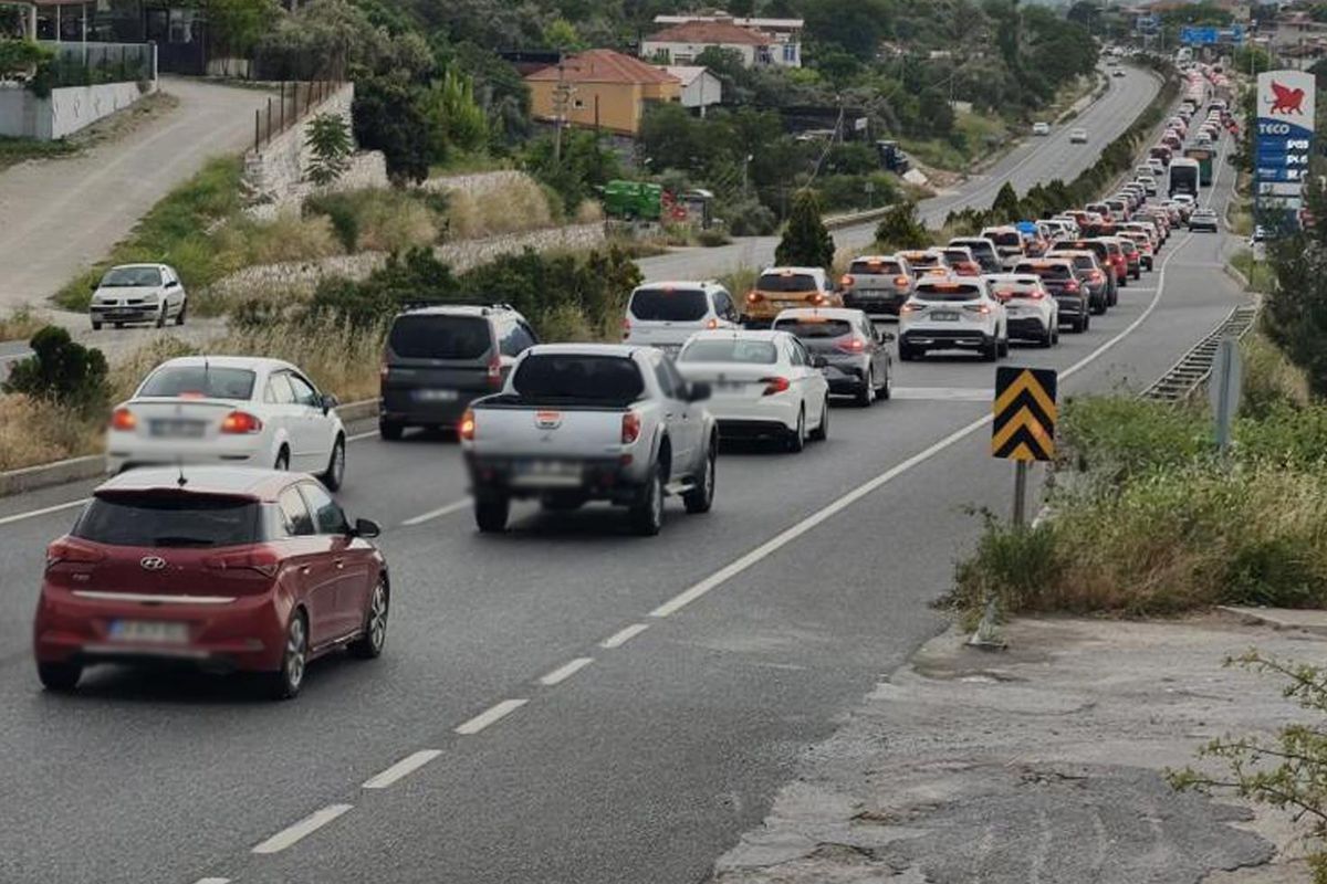 Tatilciler Muğla'ya akın etti! Araç kuyruğu 22 kilometreye ulaştı